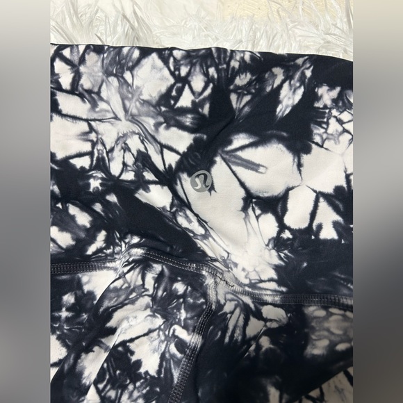 Women’s size 8 lululemon shibori leggings - Picture 3 of 5